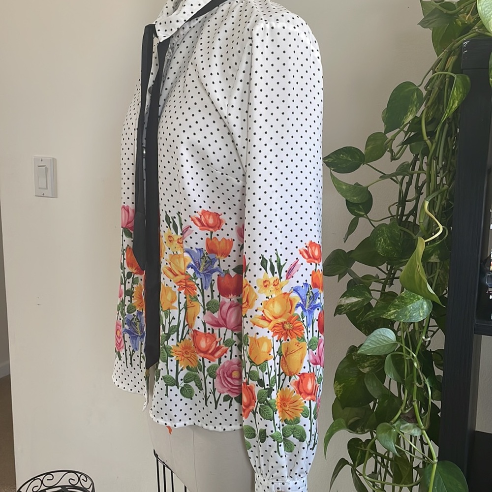 Bow tie blouse with a polka dot and flower design - Picture 3 of 8